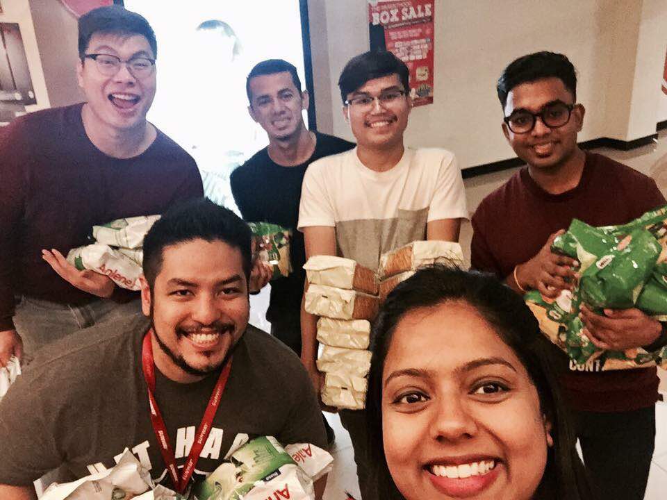 Facebook/Campus Pop Up Pantry Sheila and some of the volunteers from Sunway Malls.